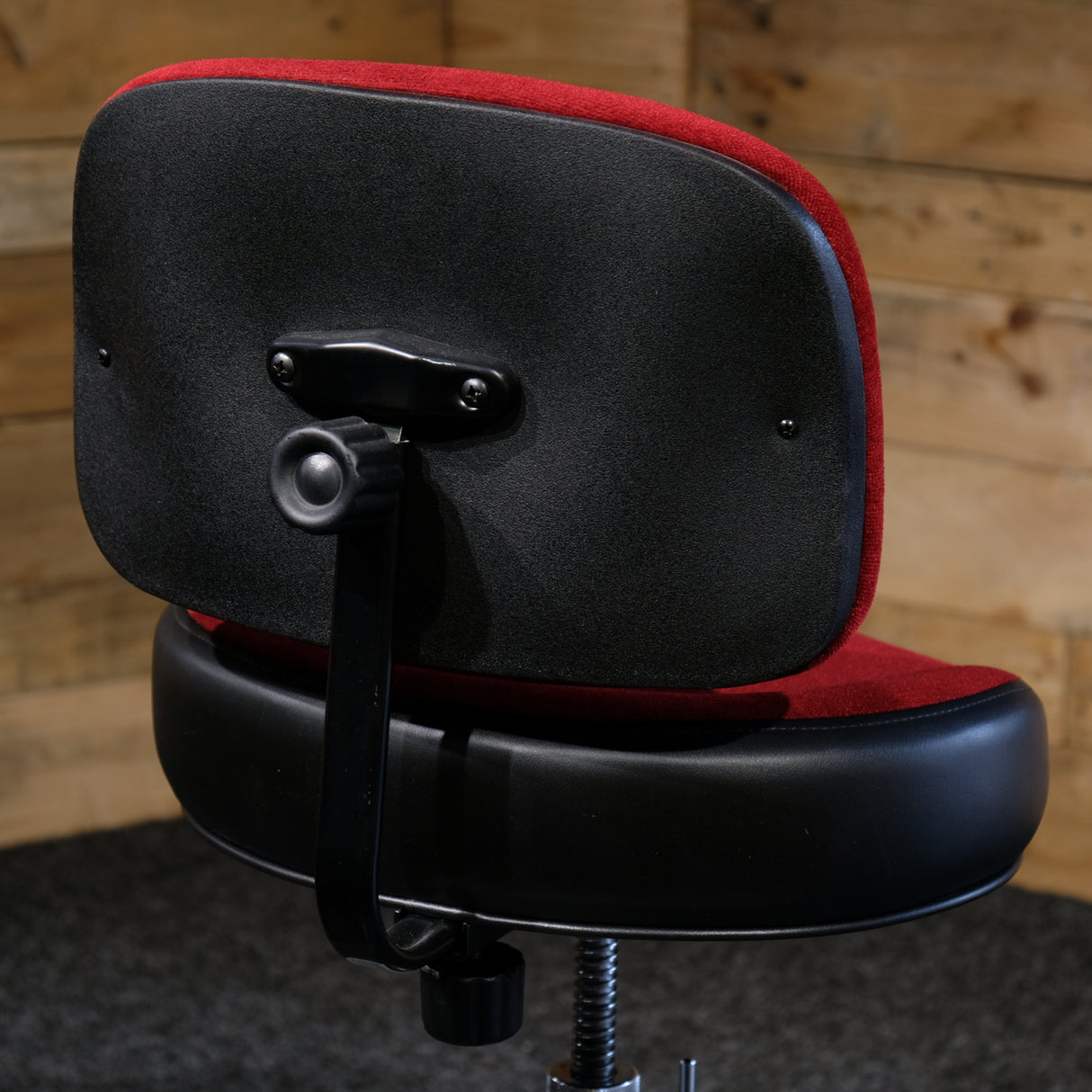 Pre-Owned Roc-N-Soc Drum Throne in Red with backrest