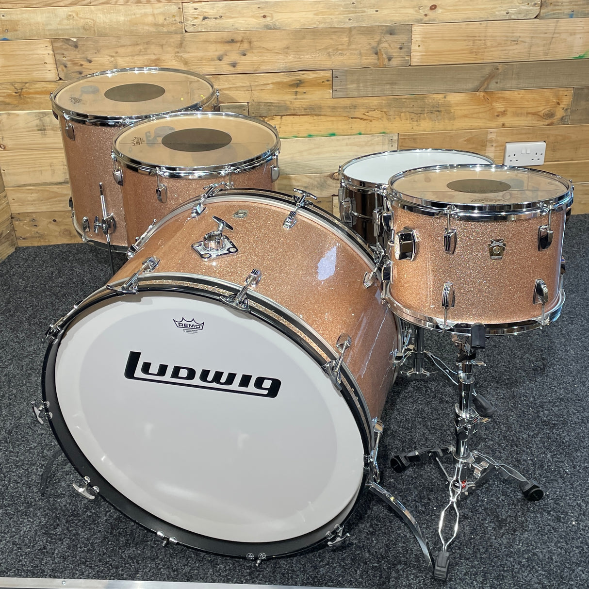 Pre-Owned Ludwig Classic Maple 26" 4 Piece Shell Pack in Champagne Sparkle